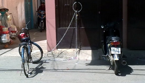 Biện pháp chống trộm cắp ngang nhiên giữa ban ngày với... xe đạp